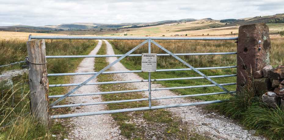 The road gate entrance to Shawbottom
